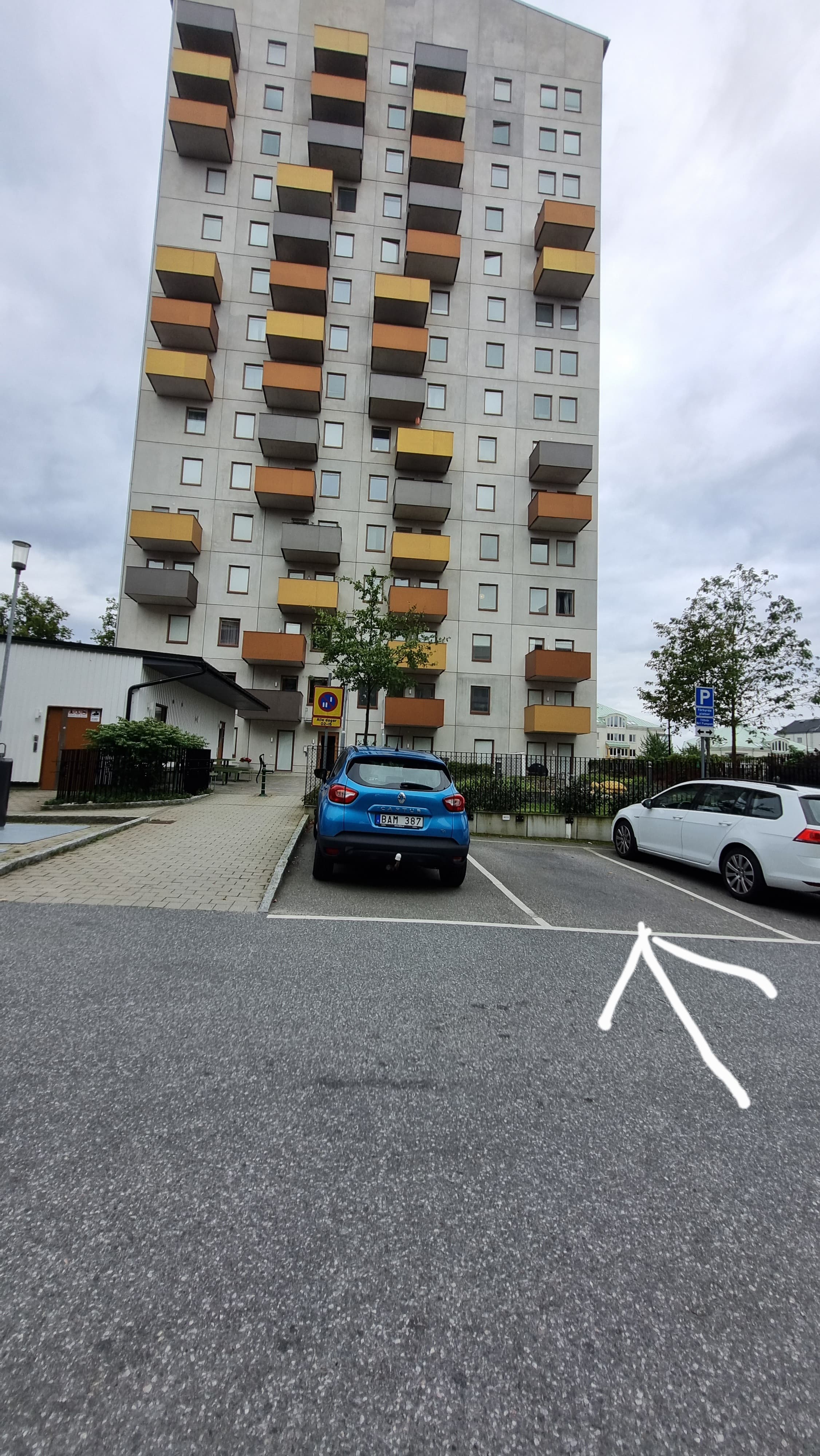 Parking near kallhall Station (Kalltropsvägen 11) - bild 1